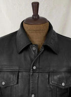 Black Leather Trucker Jacket - Premium Full-Grain Leather Classic Fit – leather jacket, close-up detail – Kamercio
